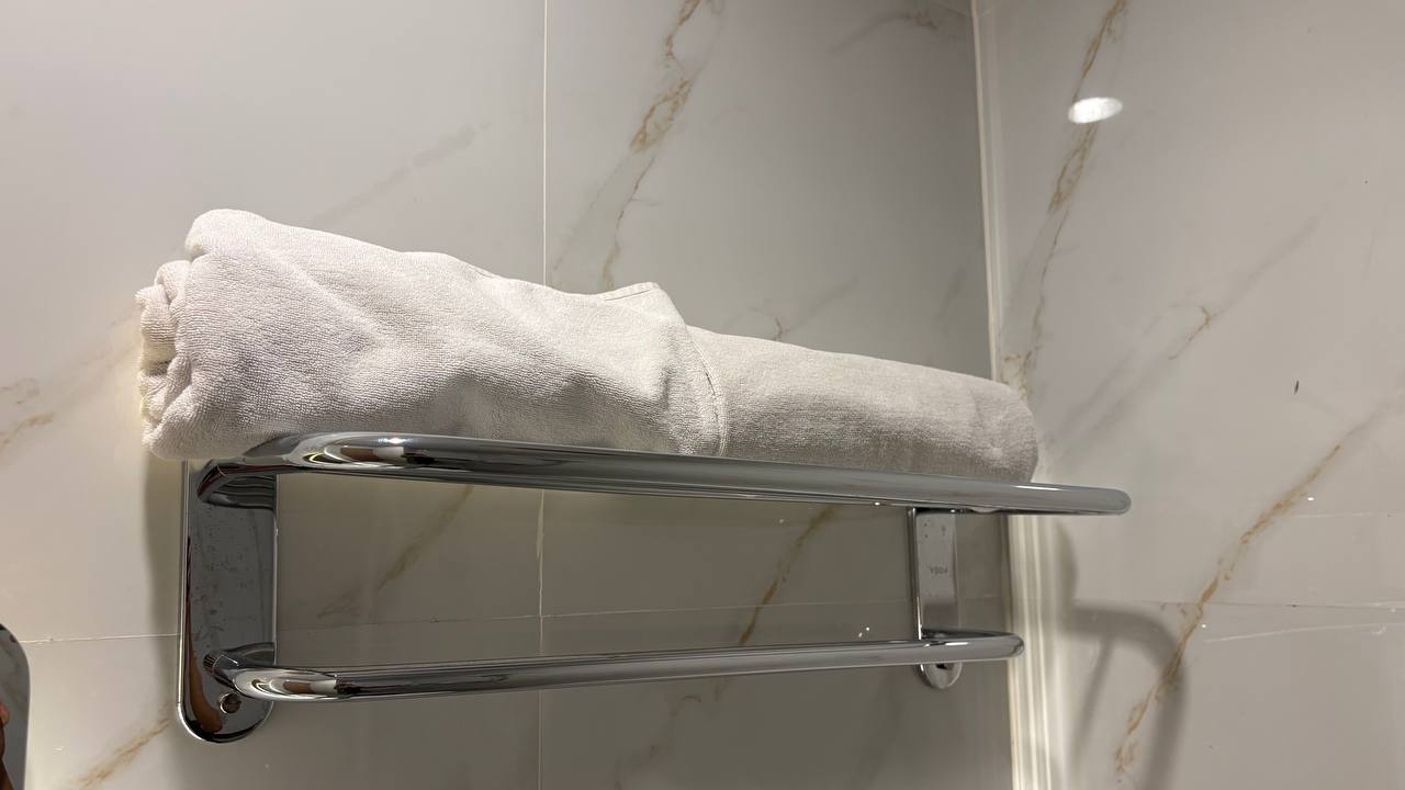 Deluxe bathroom 2